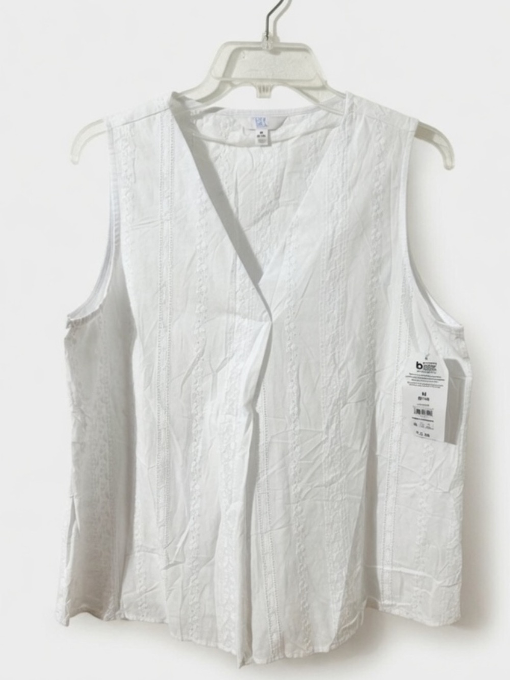 NWT Time & Tru White Eyelet Embroidered Sleeveless V-Neck Button Front Blouse M